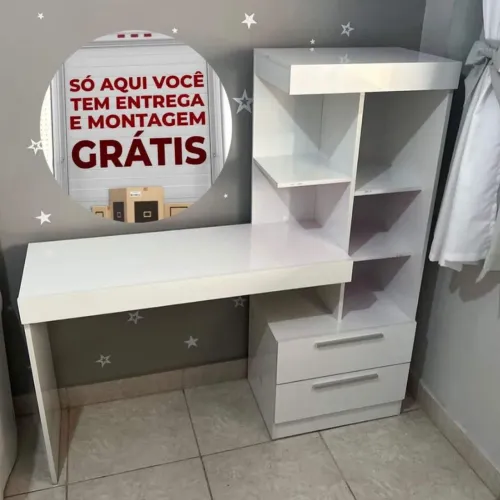 Escrivaninha branca com prateleiras e gavetas