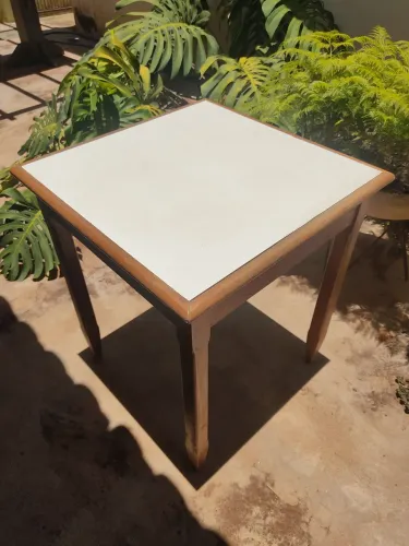 Mesa de madeira. Ótima para bares.17 unidades. Vendo unidade.