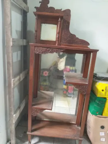 Porta bibelôs com espelho antigo