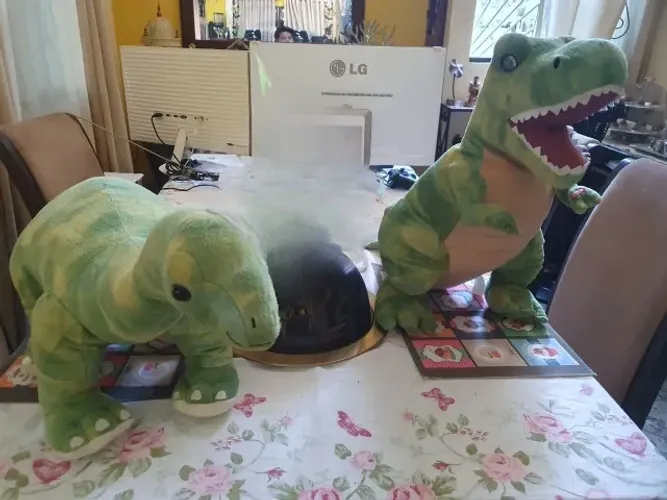 Conjunto de Dinossauros Hugfun com 2 pelúcias