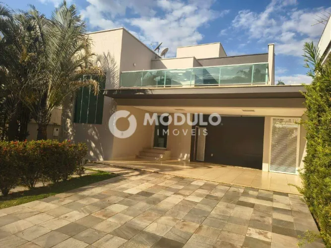 Casa em condomínio fechado disponivel para locação no bairro Nova Uberlândia.