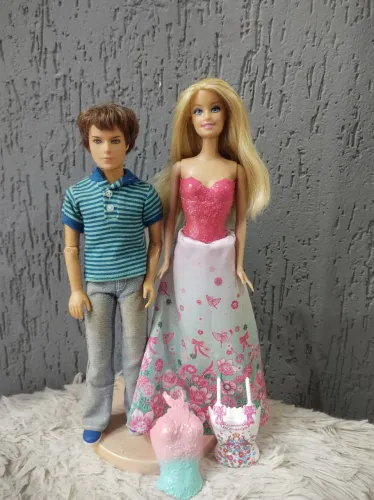 Bonecos Barbie e Ken