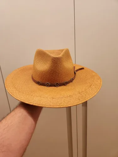 Chapéu de Palha com Detalhes em Couro