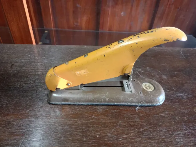 Grampeador Antigo