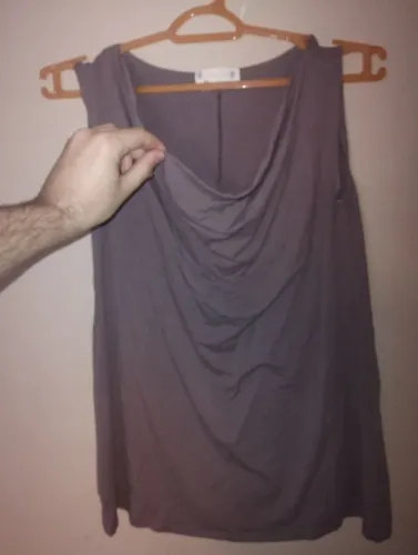 Camiseta feminina com gola de drapeado. Saruel. Sem mangas. Em bom estado. Tamanho P.
