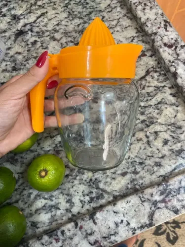 Jarra de vidro com tampa de espremedor