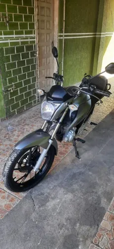 Vendo moto com 24.000 km rodados 