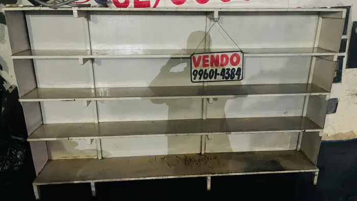 Estante de ferro frente e verso