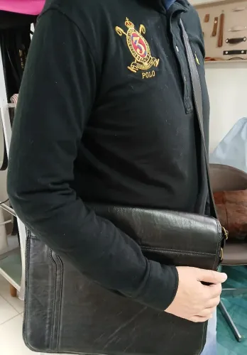 Bolsa de ombro de couro preta