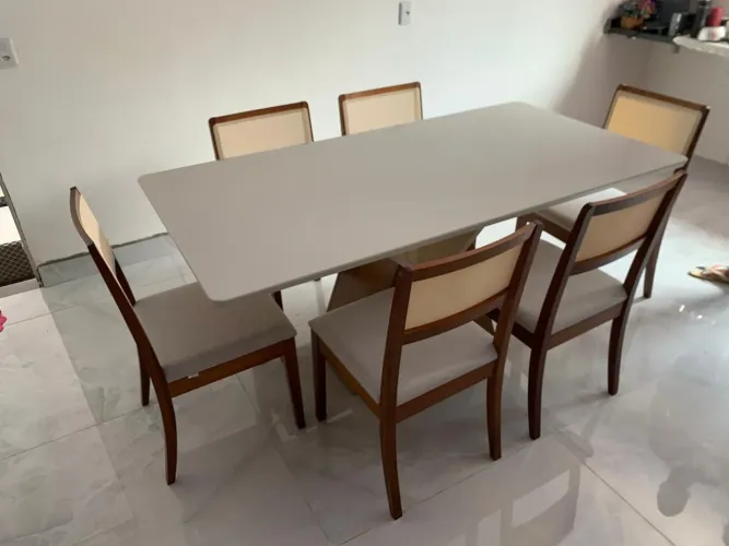 Mesa na madeira maciça a pronta entrega