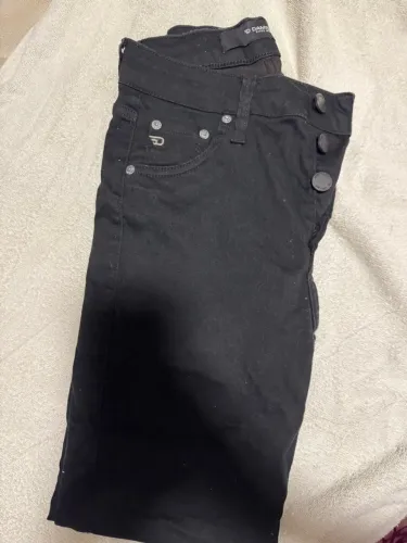 Calça Damyller Jeans e Preta Veste bem
