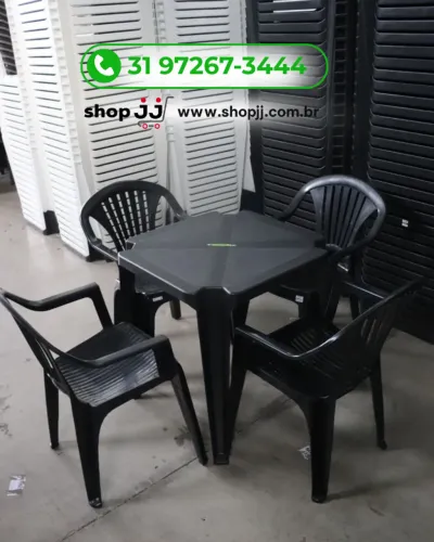 JOGO DE MESA DE PLÁSTICO E 4 POLTRONAS