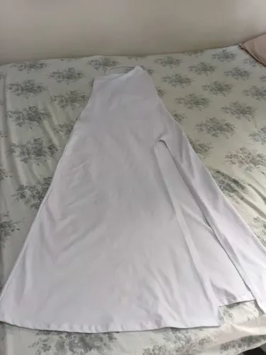 Vendo vestido longo branco com fenda lateral excelente estado lateral
