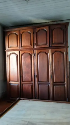 Conjunto de Móveis em madeira maciça