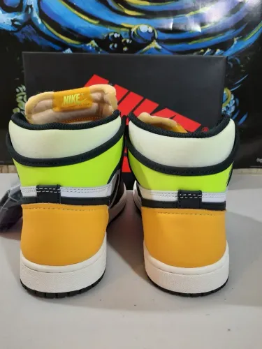 Tênis Nike Air Jordan 1 Retro High OG Volt