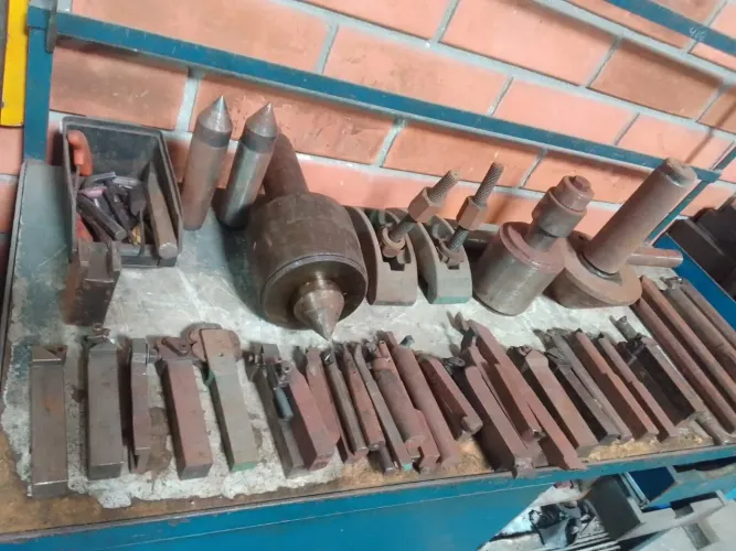 Bancada de ferramentas para torno