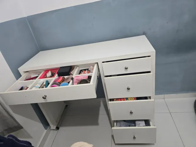 Escrivaninha com porta maquiagem