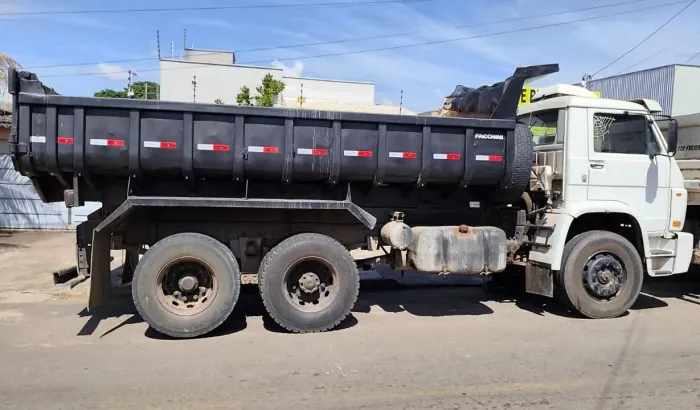 Vende-se caminhão truck caçamba a toda prova