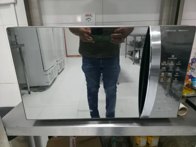 Micro-ondas Panasonic 220V com Duas Divisórias - Ideal Comercial