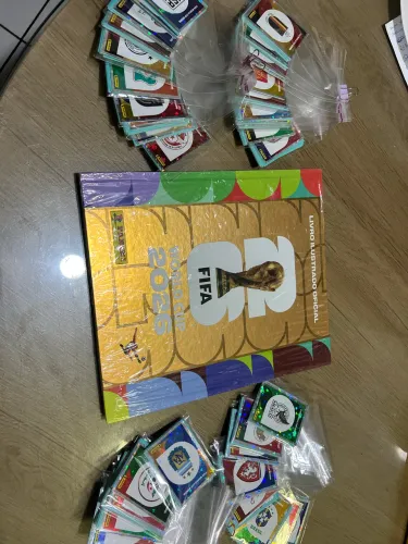 Álbum de figurinhas da copa com todas as figurinhas 