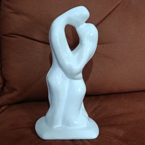 Escultura de Porcelana Casal Apaixonado se Beijando 27cm