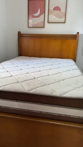 Vendo Cama em Madeira Maciça com colchão de molas ensacadas.