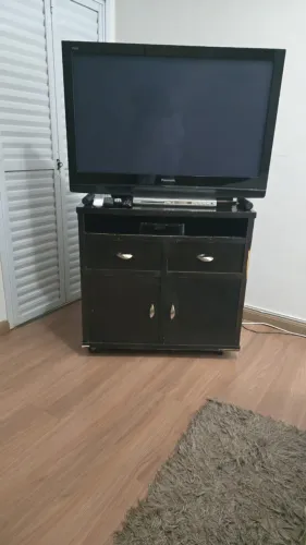 Comoda e TV tela plana. Ótimo estado em uso.