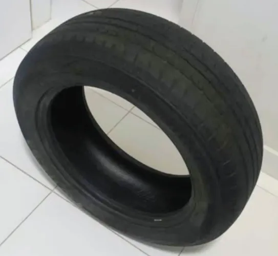 Um Pneu 235/60R18.