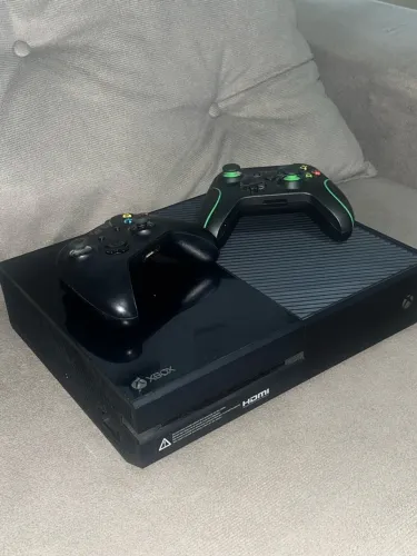 Xbox One Fat 500GB + 2 Controles + Cabos