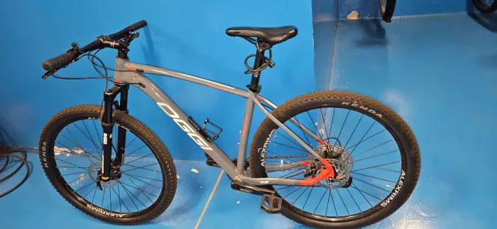 Bicicleta Bike BIC OGGI 29 BW 7.2 DEORE 12V GRAF/VERM/CINZA 19 2024 (15MM)