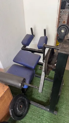 Aparelho de glúteo academia