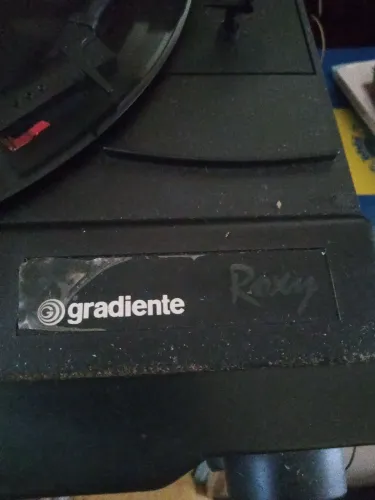 RADIOLA GRADIENTE FUNCIONANDO MAS PRECISA DE REPAROS 