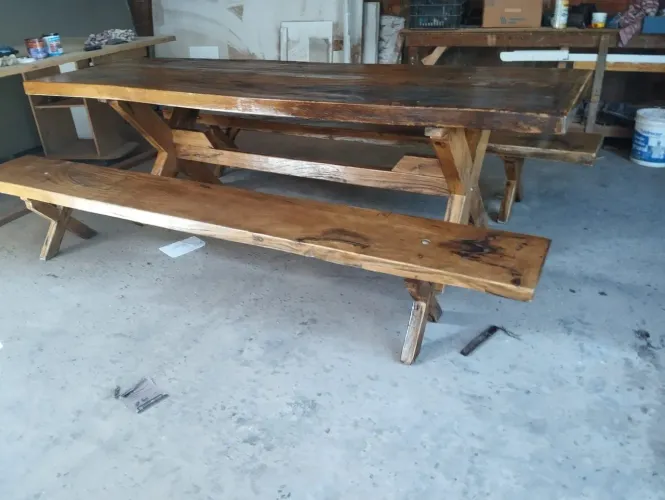 Vende-se mesa de sucupira branca com bancos