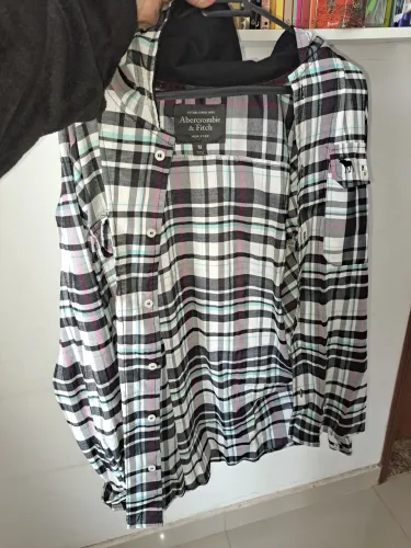 Camisa Abercrombie & Fitch com capuz trazida de fora M, com formato de G