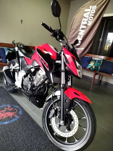 Vende-se CB300F Twister com ABS top *