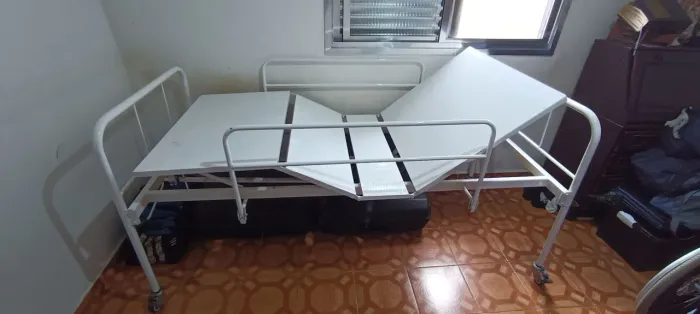 Vende-se Maca Hospitalar com colchão impermeável semi-novo 