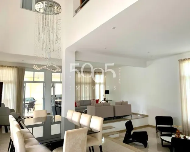 Linda e distinta casa no condomínio Jardim Theodora com 700m2 de construção e 905m2 de ter