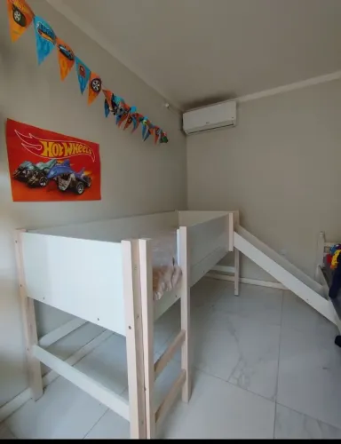 Vendo cama infantil nunca usada, com colchão incluído. Vem com escada e escorregador.