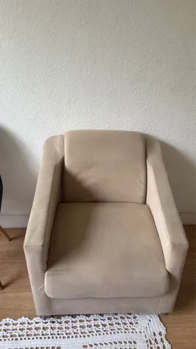 Vende-se 2 poltronas bege.