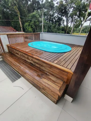 Piscina de caixa d' água com deck