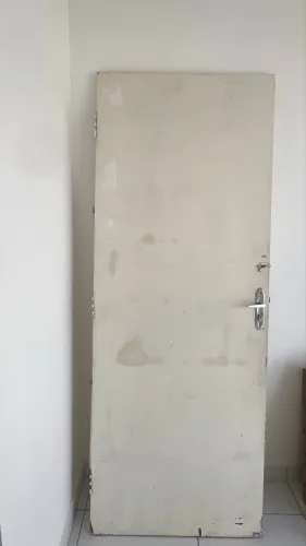 Vende-se porta de madeira