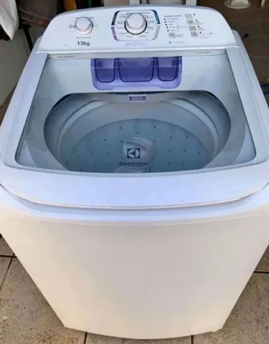 Vendo máquina de lavar roupas 13kg funciona bem todas as funções top