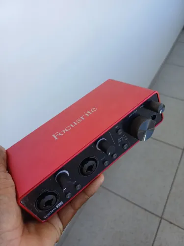 Interface de áudio Focusrite Scarlett solo 2i2