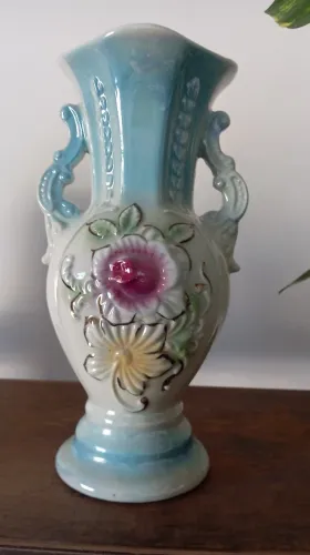 Vaso de porcelana iridescente com flores em relevo - 26 cm