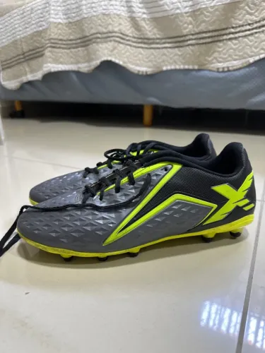 Vendo Chuteira de Campo Preta e Verde Neon - Tamanho 40