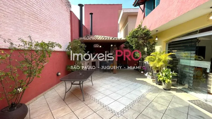 Linda casa em rua fechada com 4 suítes !