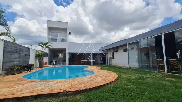 Sobrado com 5 quartos, 2 suítes e 3 vagas à venda no Jardim Aeroporto Marília/SP