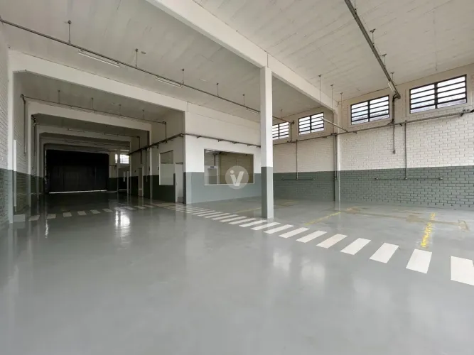 Loja comercial com 720m², estacionamento e bem distribuída no bairro Camobi.
