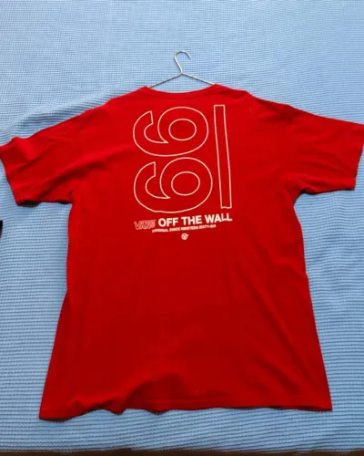 Camiseta Vermelha Vans Off The Wall "66" - Tam GG