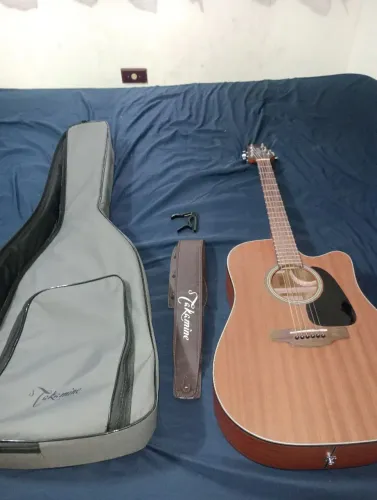 Vende-se um violão Takamine Gd11, 3 meses de uso tenho nota fiscal